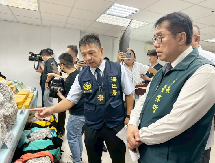 可疑漁船拒檢衝撞　海巡冒險跳船緝毒成功