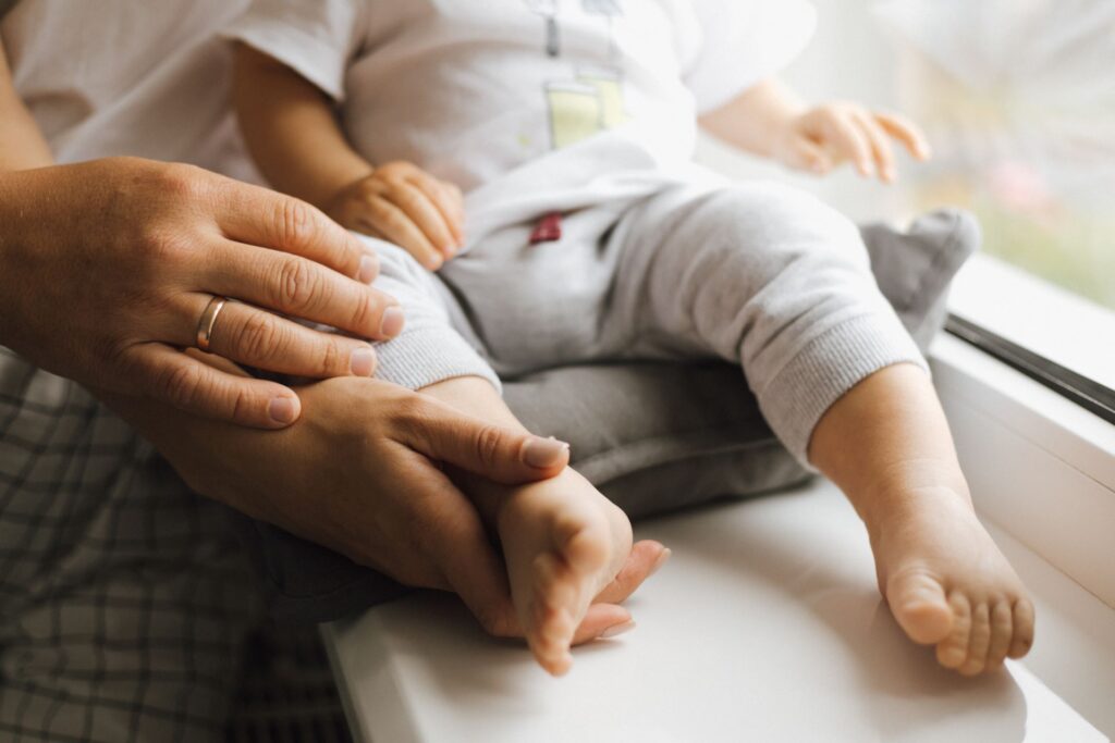 嬰兒換尿布意外變虐兒疑雲？父母遭控心碎喊冤　社會處續安置遭質疑流程失當