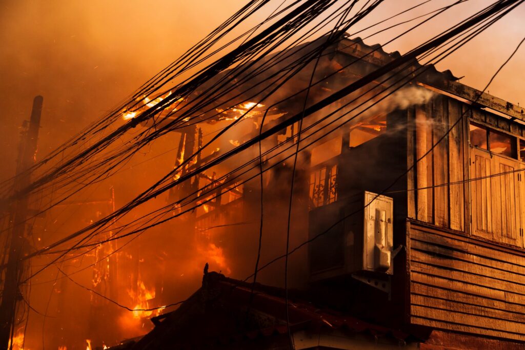 桃園南門市場深夜火警　三分之二區域燒毀　50攤付之一炬疑電線走火
