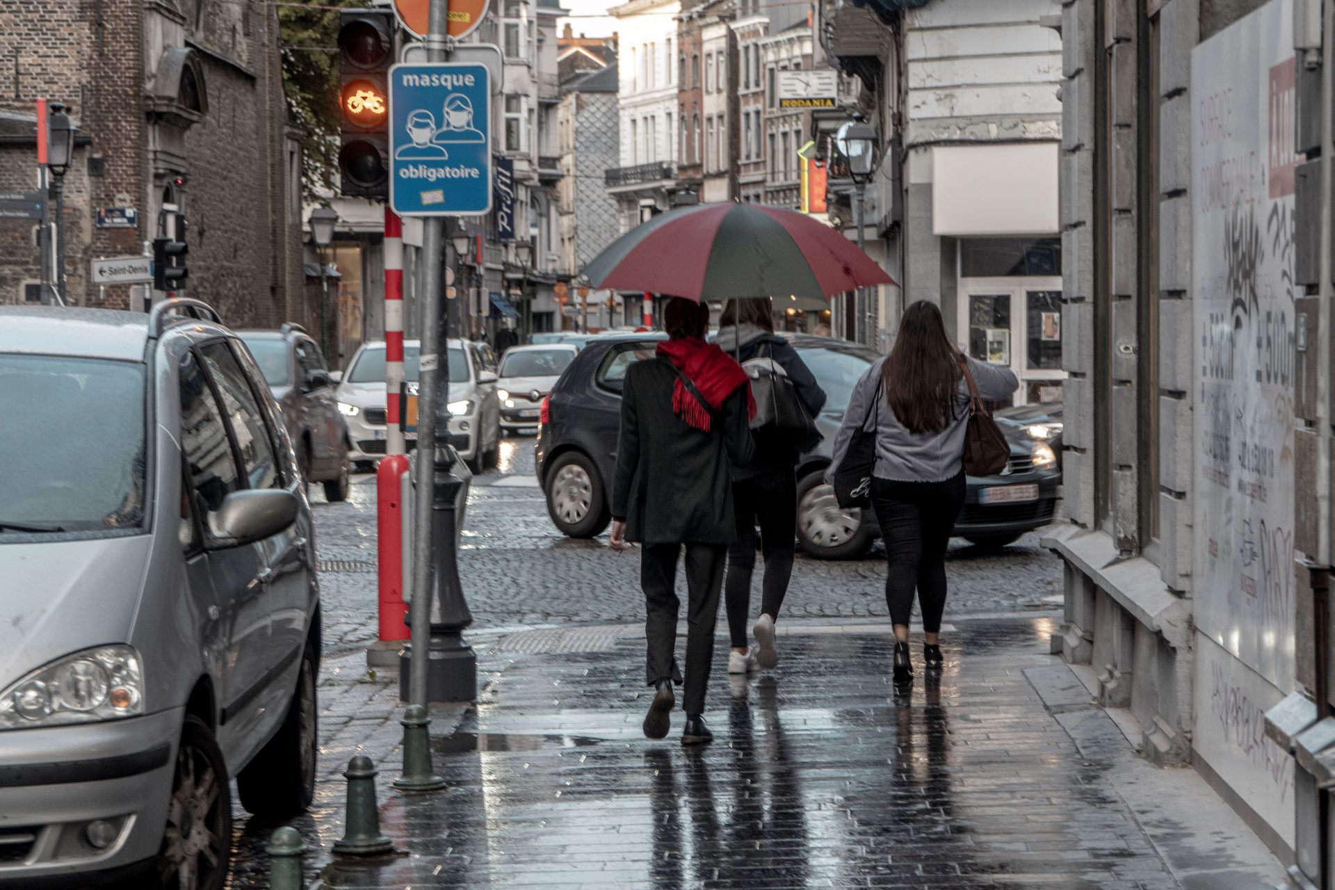 冷氣團來襲！東北季風轉強 聖誕前夕全台降溫、雨勢擴大