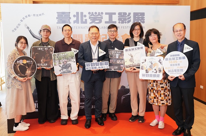 左起《追風者》製片陳甄容、《最後一單》導演林川源、《追風者》導演周禹丞 、台北市政府勞動局王秋冬局長、 臺北勞工影展代言人侯季然、勞動影像嘉年華評審鄭怡雯副教授、 鄭雅慧理事長、 臺北市政府勞動局江明志副局長(電影戲劇業職業工會 提供)