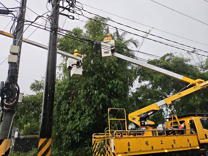 颱風襲臺,造成全國曾停電超過34萬戶,圖為宜蘭區處同仁正投入進行搶修復電。(台電公司提供)